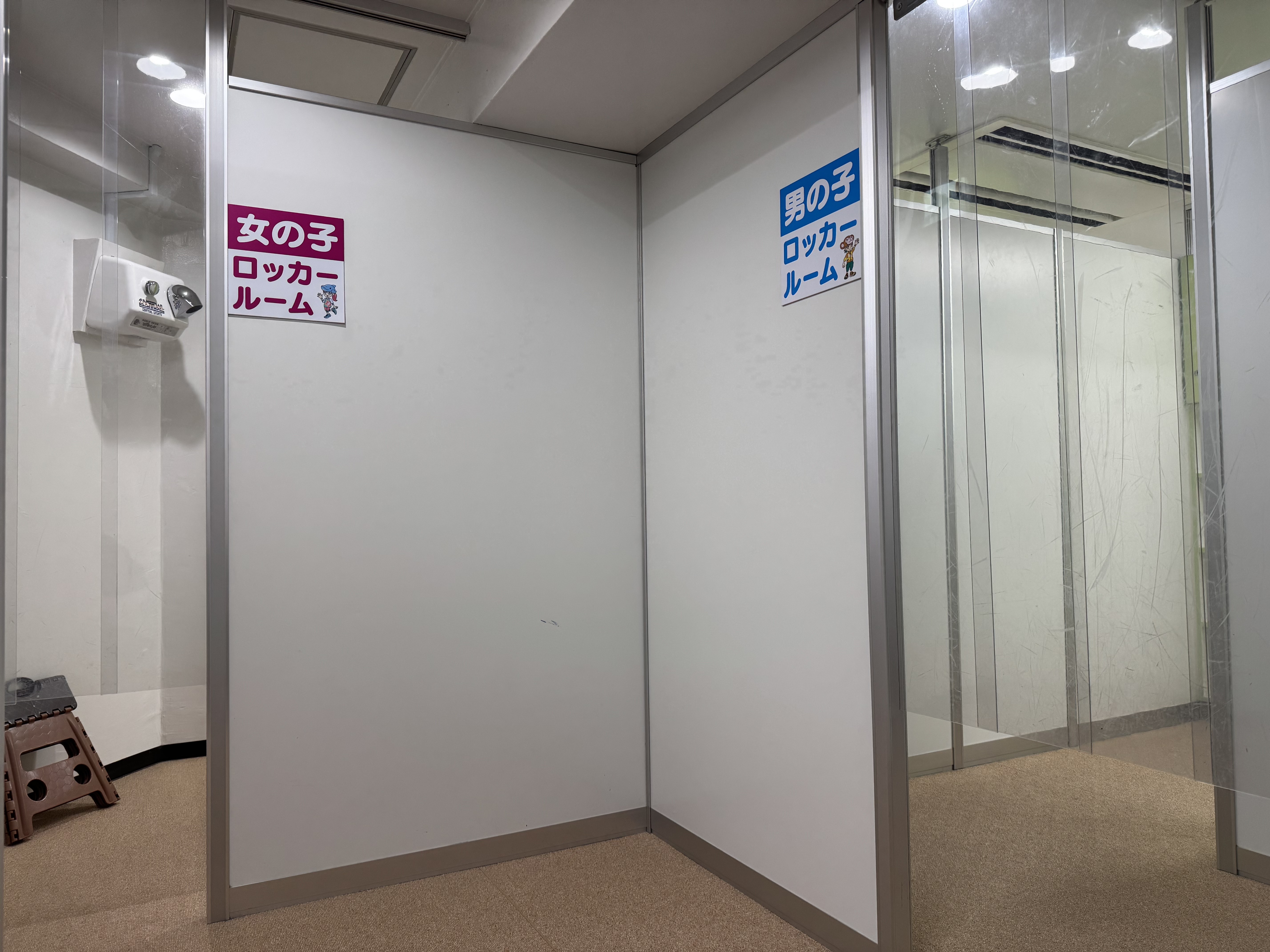 スクールロッカー入り口