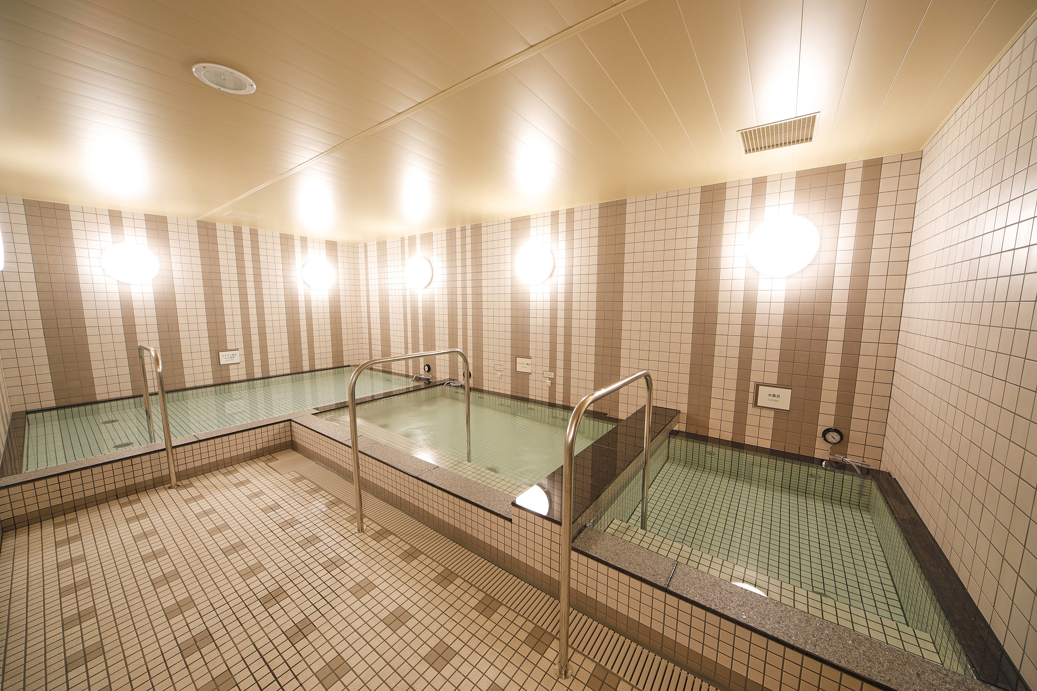 【SPA】 ミネラル風呂（人工温泉）・ジャグジー風呂・水風呂と、３種のお風呂をお楽しみいただけます。