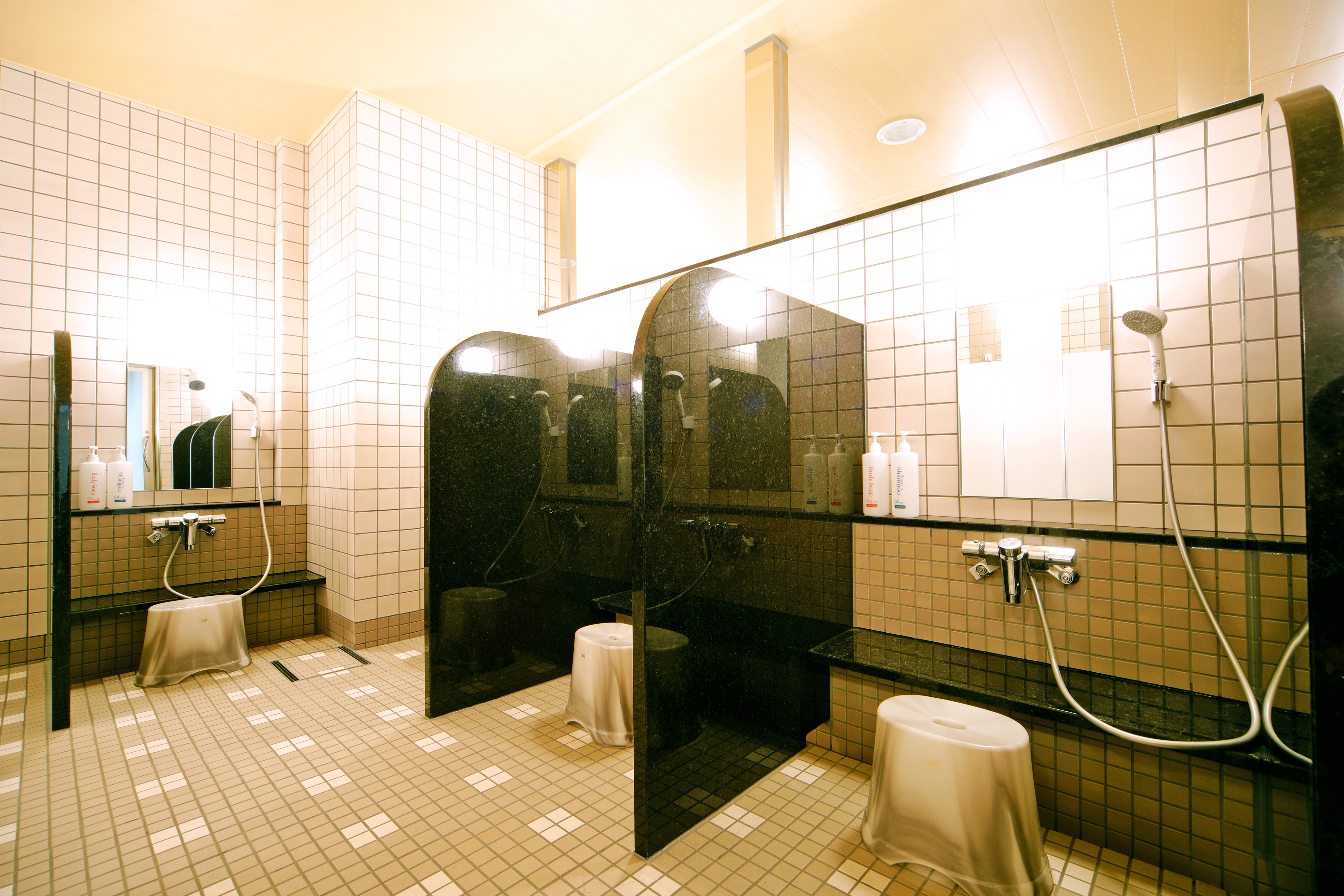 【SPA カランタイプ シャワー】座位タイプのシャワーは、ゆったりとご利用いただけます。