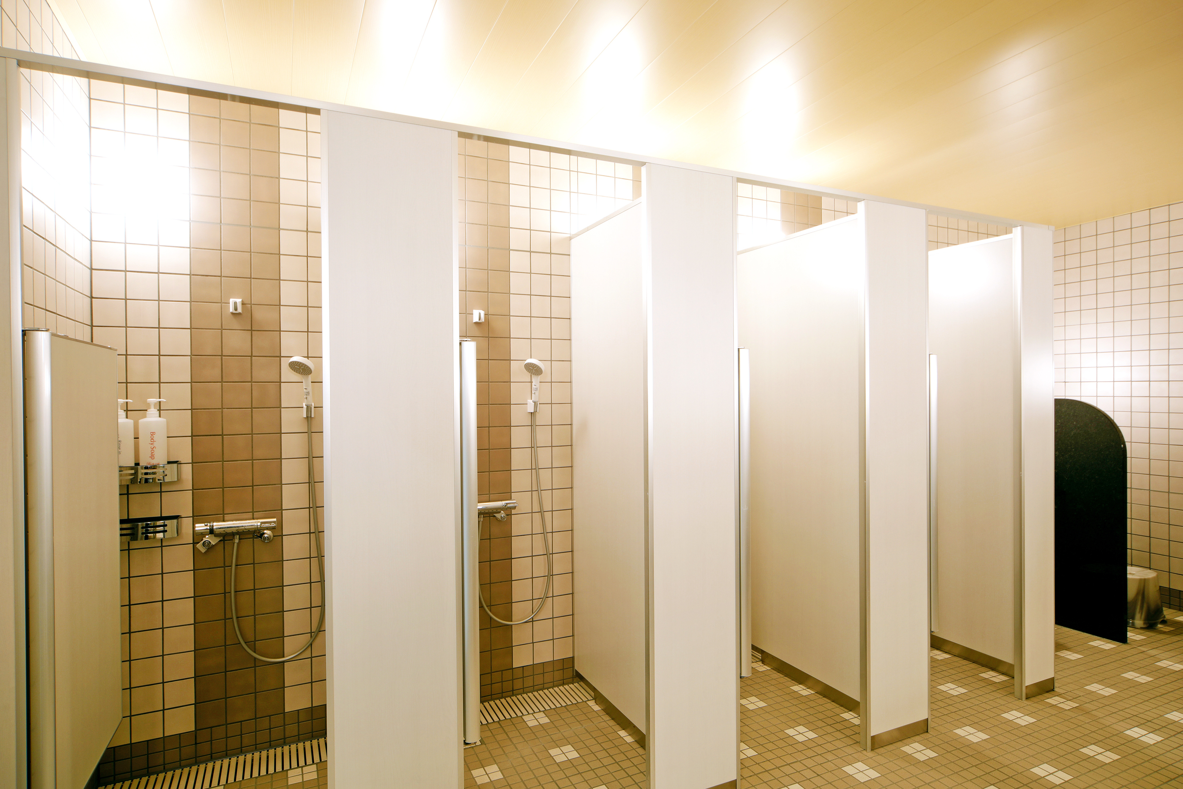【SPA　スタンディングタイプ シャワー】半個室のシャワーは落ち着いてご利用いただけます。