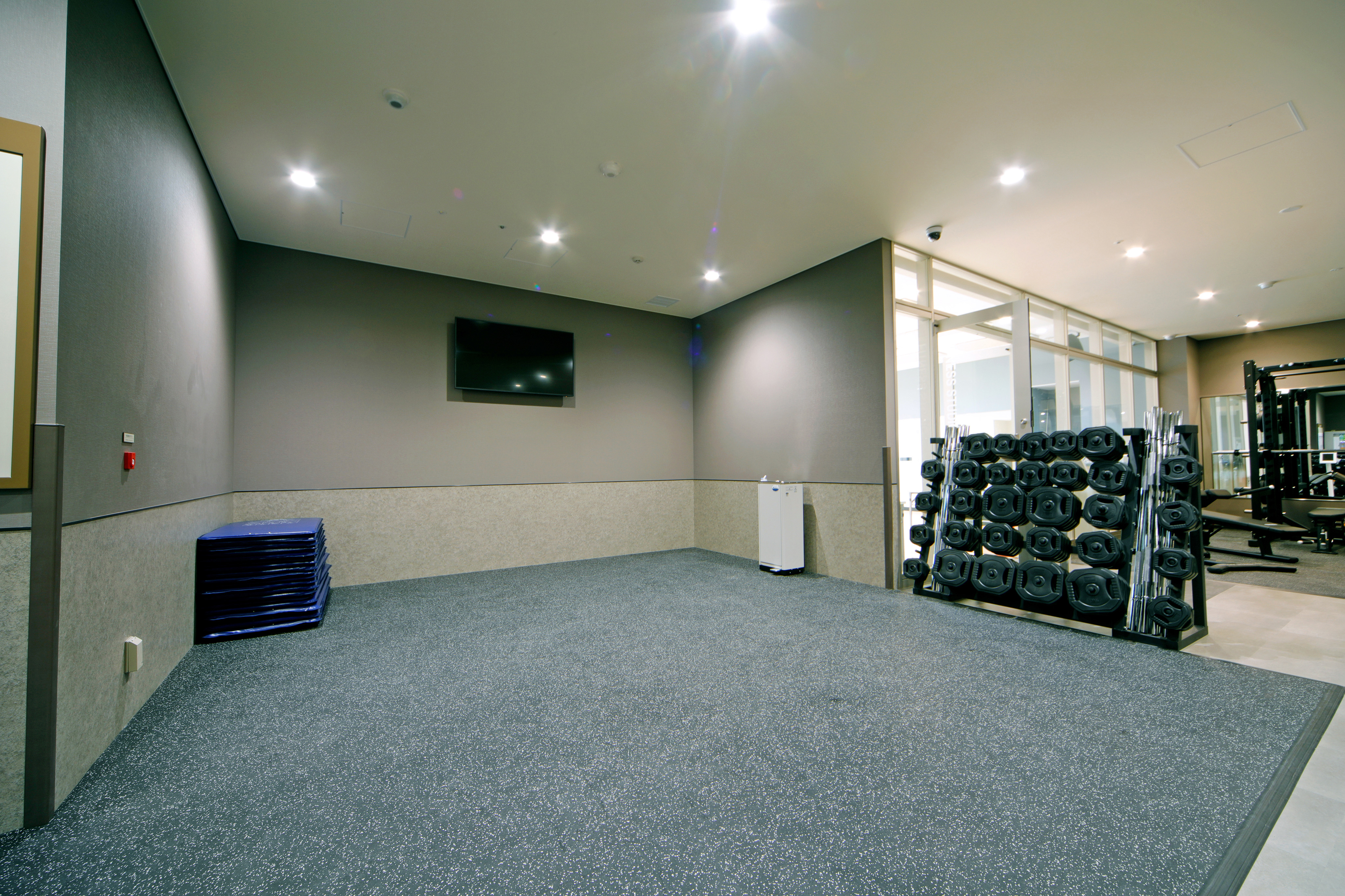 【GYM OPENスペース】ストレッチや各種アイテムでのフリートレーニングに。（ジムレッスン実施エリア）
