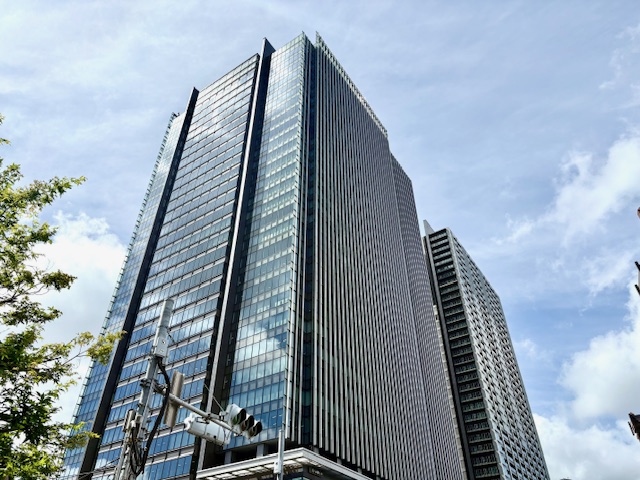 施設外観（JR飯田橋駅西口より徒歩2分。オフィスエントランスからの入場も可）