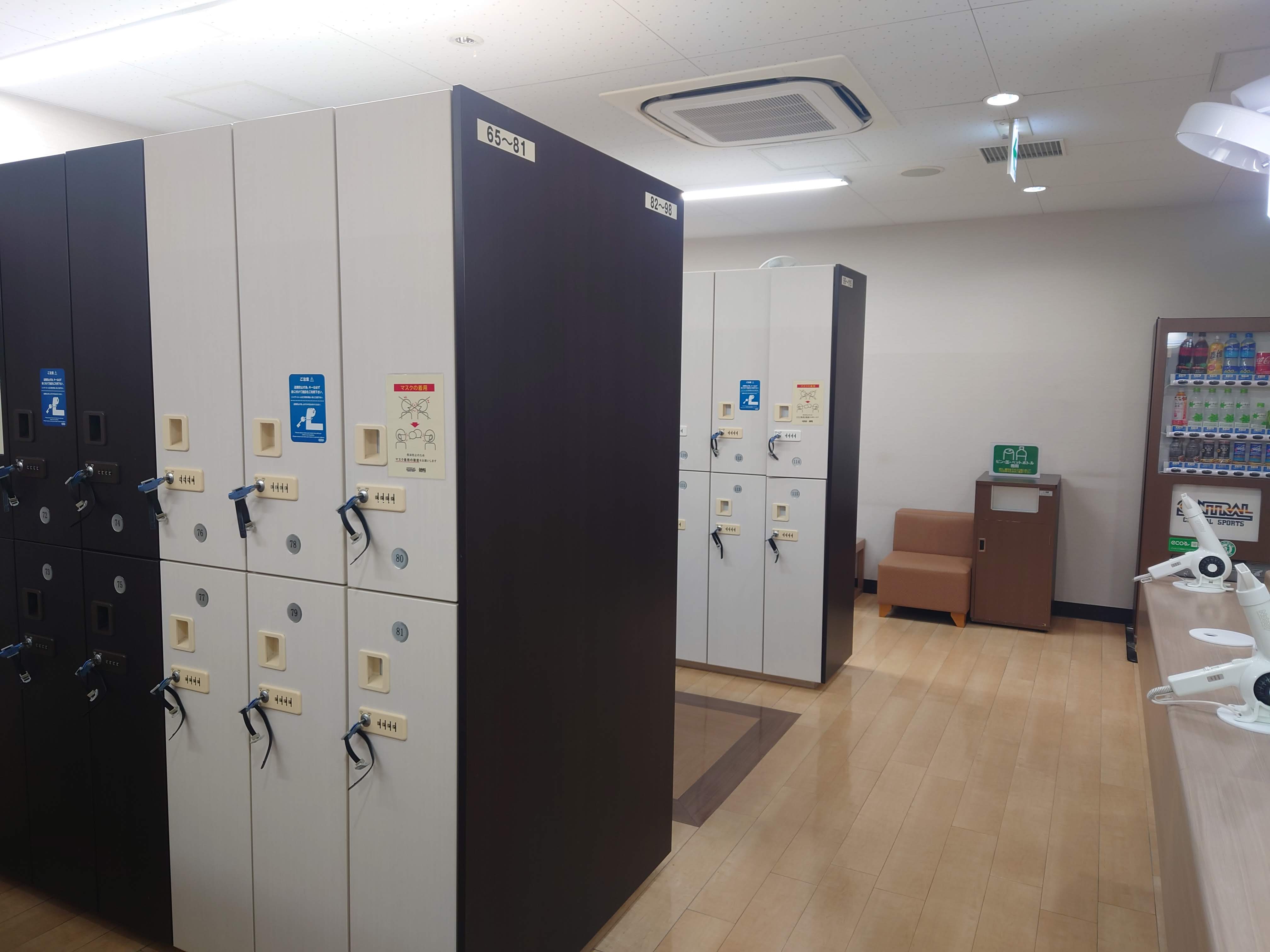 【更衣室】各ロッカーにはシューズトレイ、ハンガー２本が設置されております。