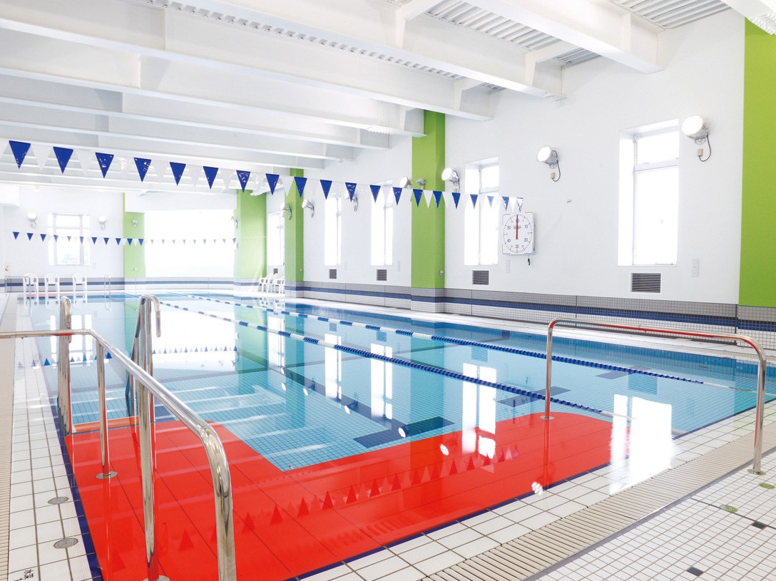 【フィットネスプール】25ｍ×4コース（水深1.1M・水温約30℃）で歩行用コースと泳ぐコースを分けております。