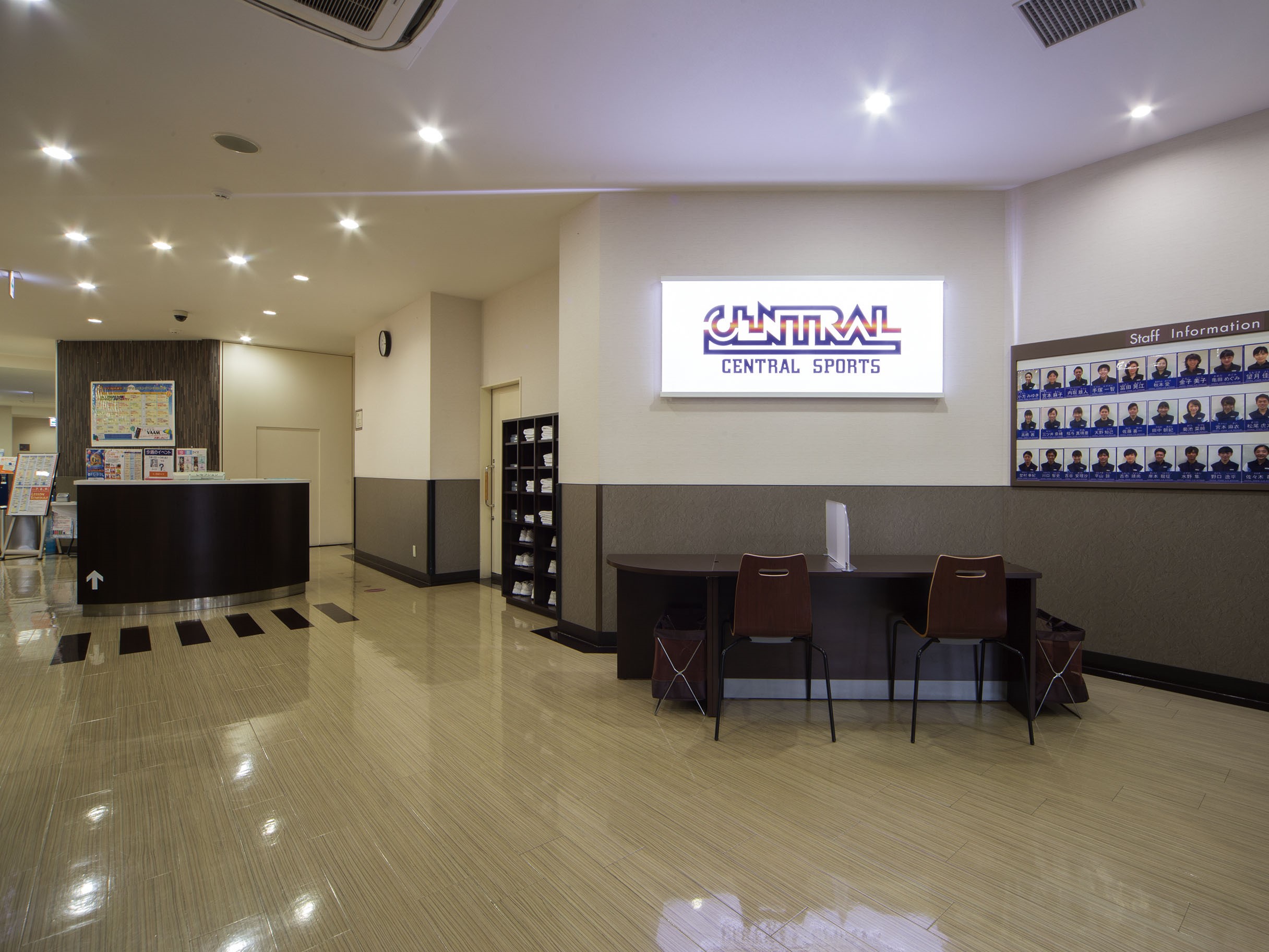 【レセプション】スクールカードで入退館の管理をしております。