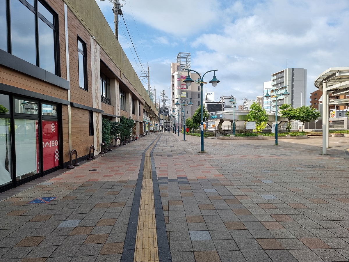 名鉄瀬戸線高架沿いの道路