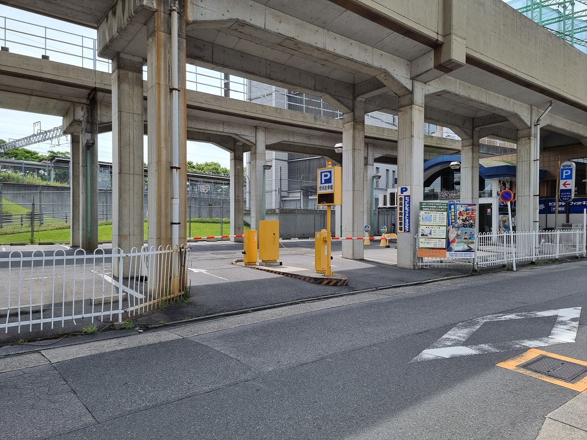 正面駐車場
