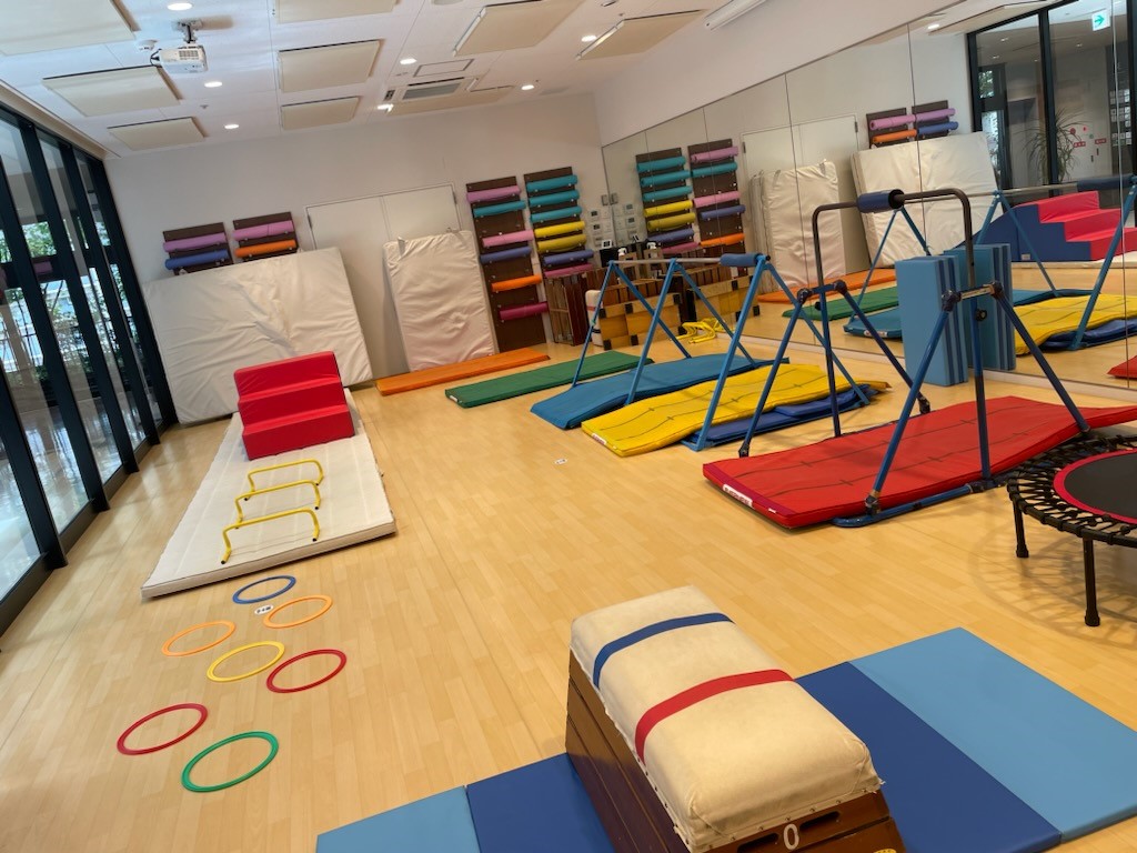 ＜スタジオ：キッズ体育＞様々な道具を用いることで運動能力を向上させます。