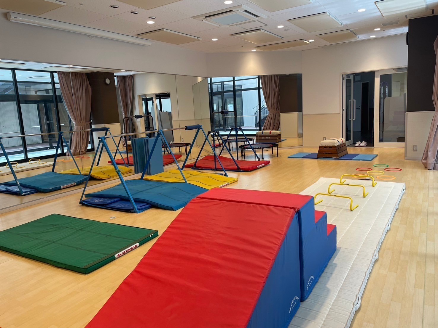 ＜スタジオ：キッズ体育＞様々な道具を用いることで運動能力を向上させます
