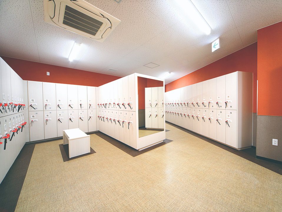 【ロッカールーム】大人用のロッカーです。来館後のお着替えはこちらをご利用ください。（写真は女性用ロッカー）