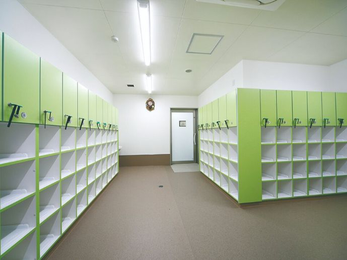 ＜スクール用ロッカー＞ 広々とした男子女子別スクール専用ロッカー！