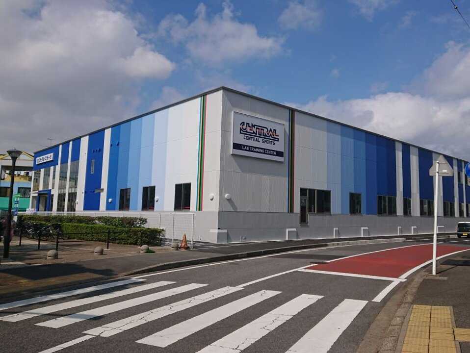 【建物外観】青と白が基調の綺麗なコントラスト、そして世界をイメージする5色のカラーストライプが目印です！