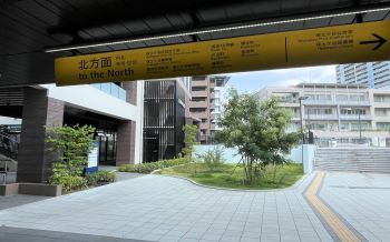 【施設外観1】星川駅の改札を出て正面エスカレーターを下りて右へ、駅を出てすぐ左斜め前に進みます！星川駅徒歩0分！！アクセス抜群のジムです！