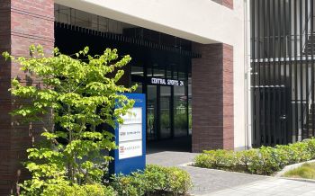 【施設外観2】さらに進むと店舗入口になります！星川駅徒歩0分！！アクセス抜群のジムです！