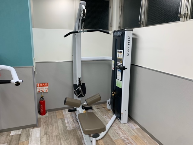 【ラットプルダウン/シーテッドロー】背中のトレーニングが出来ます。上や前からバーを引く動作で、綺麗な背中を作ります。