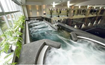 〈リフレッシュプール〉プールサイドにあり、水温は38度前後。ジャグジーや寝湯など、疲れた体をリフレッシュ！