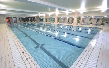 ＜メインプール＞25ｍ×6レーン！水深1.1～1.2ｍ（幼児クラスや水慣れクラスは赤台を入れて水深70㎝～80㎝で実施）、水温30度～31度　冬でも快適に指導を受けれます。