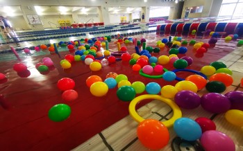 ＜ボールプール＞赤（水慣れ）クラスは楽しみながら水と触れ合い、褒める指導を徹底します！