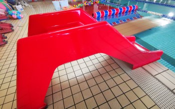＜すべり台＞ときにはすべり台でプールにザブーン！！