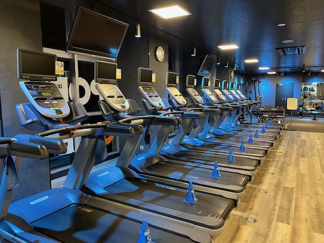 【トレッドミル】一番人気のランニングマシン！体力に自信がない方からアスリートまでご利用頂けます。全12台パーソナルTV設置！