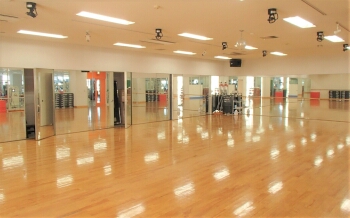 【スタジオA】エアロビクス、ZUMBA、筋力トレーニング系のクラスを多数ご用意しております。