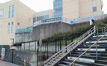 アクセス③　更に階段を上るとザバス藤が丘がございます。