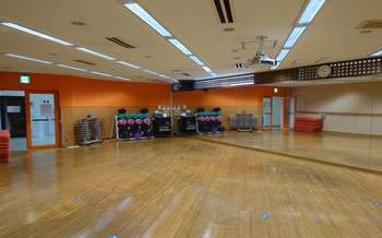 Bスタジオ　　　　　　　　　　　　　　　　　　　　　　　　　　　　　　　　　　　　　　　　　　　　　　　　　　　　　　　　　　　　　　エアロビクス・ダンス・ヨガなど様々なプログラムにご参加いただけます。