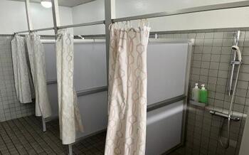 シャワーブース①　　　　　　　　　　　　　　　　　　　　　　　　　　　　　　　　　　　　　　　　　　　　　　　　　　　　　　　　シャワーブース 男子４基＋湯上りシャワー 女子４基