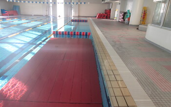 プール（スイミングスクール使用時）　　　　　　　　　　　　　　　　　　　　　　　　　　　　　　　　　　　　　　　　　　　　　　　　　初級クラスでは赤い台を設置し、お子様でも足がつく深さで練習を行います。