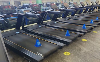 カーディオマシン①(トレッドミル）　　　　　　　　　　　　　　　　　　　　　　　　　　　　　　　　　　　　　　　　　　　　　　　　　　　　ランニングマシン13台　運動が苦手な方もまずは歩くことから始めましょう。有酸素運動は血行促進や脂肪燃焼にも効果的です！