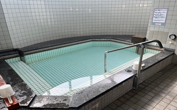 男性お風呂　　　　　　　　　　　　　　　　　　　　　　　　　　　　　　　　　　　　　　　　　　　　　　　　　　　　　　　　　　　　　　　　　循環式で、水質、水温ともに安定しています。水温は40℃程度に管理しています。　　