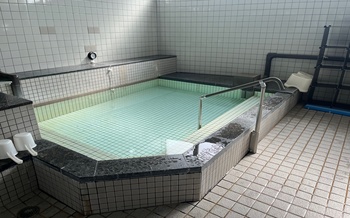 女性お風呂　　　　　　　　　　　　　　　　　　　　　　　　　　　　　　　　　　　　　　　　　　　　　　　　　　　　　　　　　　　　　　　　　　循環式で、水質、水温ともに安定しています。水温は40℃程度に管理しています。　　
