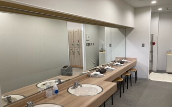 男性更衣室洗面台　　　　　　　　　　　　　　　　　　　　　　　　　　　　　　　　　　　　　　　　　　　　　　　　　　　　　　　　　　　　　　　　　　　　　　　4台、ドライヤーを備え付けております　　　　　