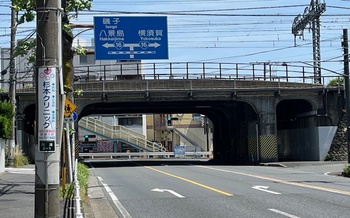 お車からのアクセス➁（朝比奈方面から）　　　　　　　　　　　　　　　　　　　　　　　　　　　　　　　　　　　　　　　　　　　　　　京急高架下を進み、右折後直進約500メートル進んで右手にございます。　　　　　