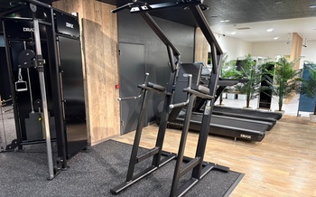 ★NEW★　24時間ジム　チン＆ディップス　　　　　　　　　　　　　　　　　　　　　　　　　　　　　　　　　　　　　　　　　　　　レッグレイズ・ディップス・チンニング・プッシュアップ等のトレーニングが可能です。これ1台で上半身を集中的にトレーニング出来ます。　　　　　　　　