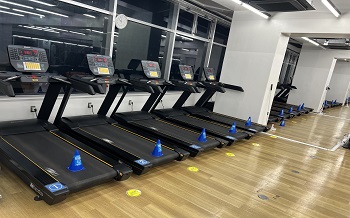 【カーディオマシン②】ランニングマシンは１５台設置しているので、ほとんど待つことなくご利用いただけます。
