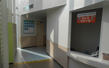 【キッズスクール カウンター】スイミングスクール生はこちらのキッズカウンターでチェックインをします。靴を脱いで、更衣室へ