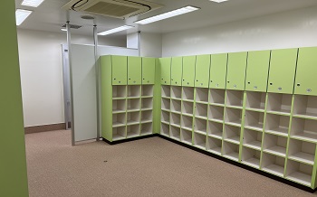【キッズスクール 男子更衣室】男の子専用の更衣室。棚にスクールバックなどの荷物をいれて着替えることができます。