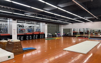 【キッズ体育】キッズ体育はマット、跳び箱、鉄棒の3種目を中心に練習していきます。1時間の練習で、2種目ずつローテーションをして練習しております。
