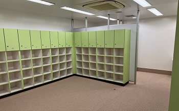 【キッズスクール女子更衣室】女の子専用の更衣室。棚にスクールバックなどの荷物をいれて着替えることができます。
