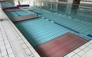 【スイミングプール】25M×6コースのプールです。水温は30℃～32℃、冬でも快適に指導を受けられます。