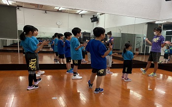 【キッズダンス】ダンスの基本動作から少し複雑な動作までを踊りながら覚えていきます。初めてのお子様も安心してご参加いただけます。