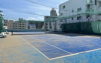 【テニス】屋外なので解放感たっぷり！足腰の負担を軽減するオムニコート(砂入り人工芝コート)です。レンタルコートもあり、お友達・ご家族で楽しめます。