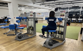 【おすすめウエイトマシン①】トーソローテーション！脇腹を鍛えることができるマシン！このマシンでは、普段全然動かせていないお腹の横を鍛えることができます。キュッと締まったくびれ作りや、ウエストサイズダウンに効果的です！