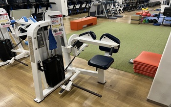 【初めての方向けウエイトマシン④】アブドミナルアイソレーター！お腹を鍛えるマシン！お腹まわりの引き締めや立体的な腹筋を作る効果が期待できます。エネルギー代謝を高めることもできるため、ダイエットにもおすすめ！