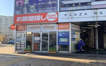 【アクセス②】10ｍほど歩いてroom shop先を右折します。