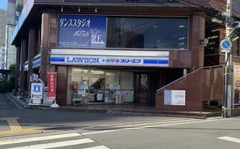 【アクセス③】LAWSON+スリーエフ前を右折します。
