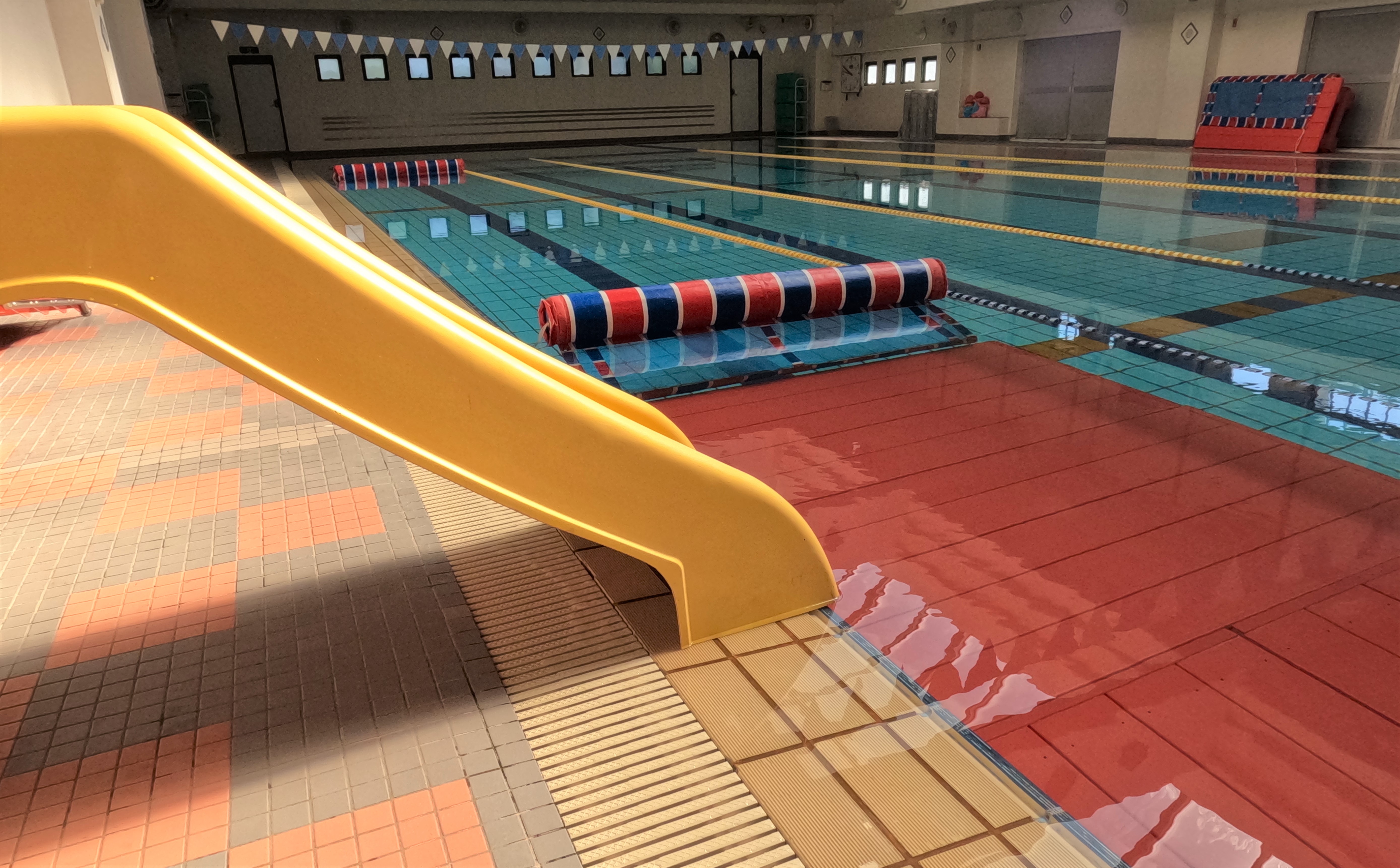 【キッズスクール】滑り台や浮き島などの遊具があります。たくさん練習したら遊ぶ時間があるかも！？