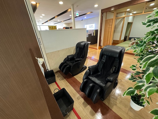 【無料マッサージチェア】男女ロッカー入口前に無料にてご利用頂けるマッサージ機2台