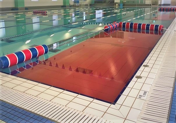 【キッズスイミングスクール時】幼児クラスや水慣れクラスは水深調整用のフロアを入れて実施となります。